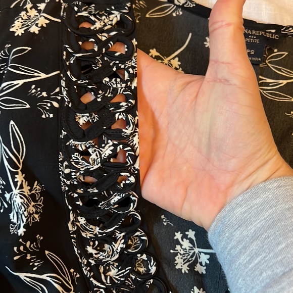 Banana Republic petite small Floral Blouse - Picture 2 of 4